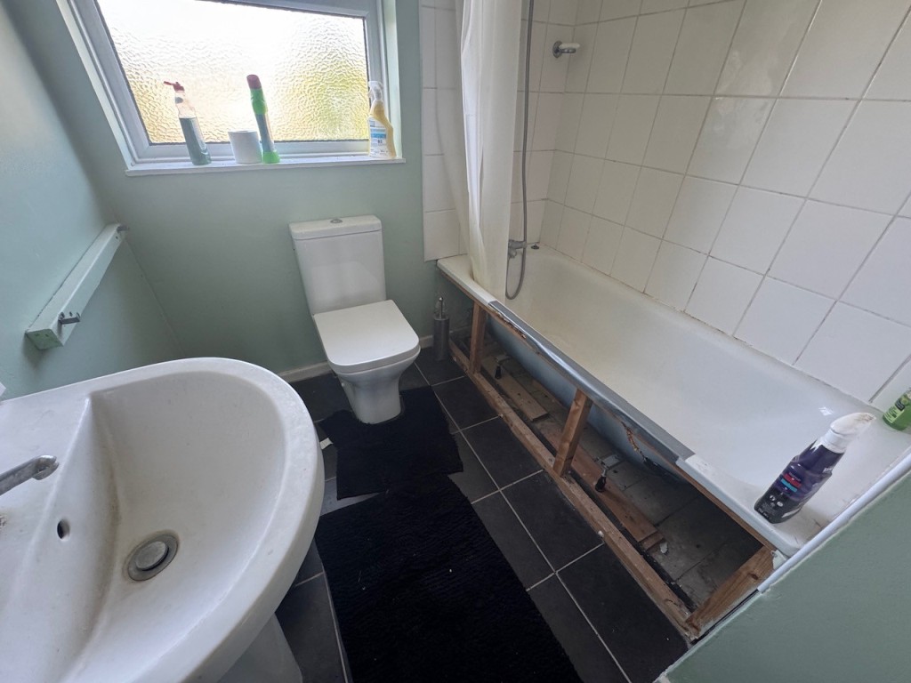 Lot: 152 - THREE-BEDROOM SEMI-DETACHED HOUSE FOR IMPROVEMENT AND REFURBISHMENT - Bathroom